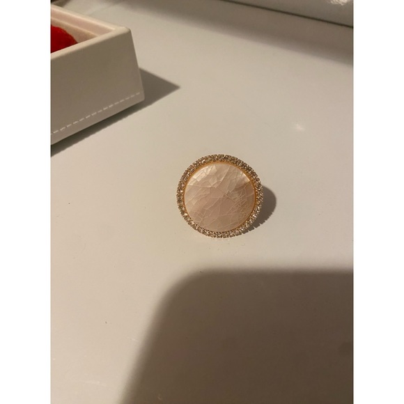 Anthropologie Embellished Stone Cocktail Ring in Pearl 14k Gold Plated - Picture 5 of 6